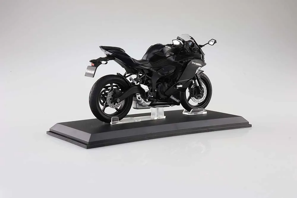 [Pre-order] Aoshima - KAWASAKI Ninja ZX-25R Metakllic Spark Black 1/12 Plastic Model Kit Aoshima