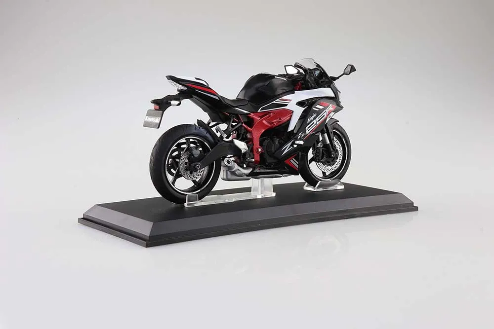 [Pre-order] Aoshima - KAWASAKI Ninja ZX-25R Metallic Spark BlackPeal Flat Stardust White 1/12 Plastic Model Kit Aoshima