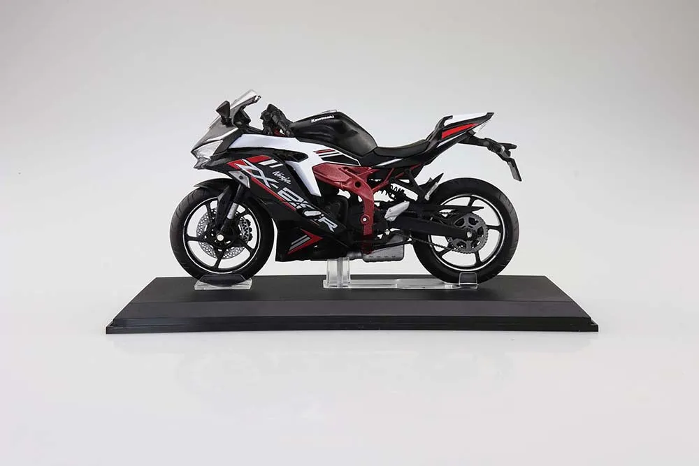[Pre-order] Aoshima - KAWASAKI Ninja ZX-25R Metallic Spark BlackPeal Flat Stardust White 1/12 Plastic Model Kit Aoshima