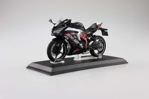 [Pre-order] Aoshima - KAWASAKI Ninja ZX-25R Metallic Spark BlackPeal Flat Stardust White 1/12 Plastic Model Kit Aoshima