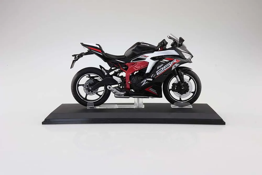 [Pre-order] Aoshima - KAWASAKI Ninja ZX-25R Metallic Spark BlackPeal Flat Stardust White 1/12 Plastic Model Kit Aoshima
