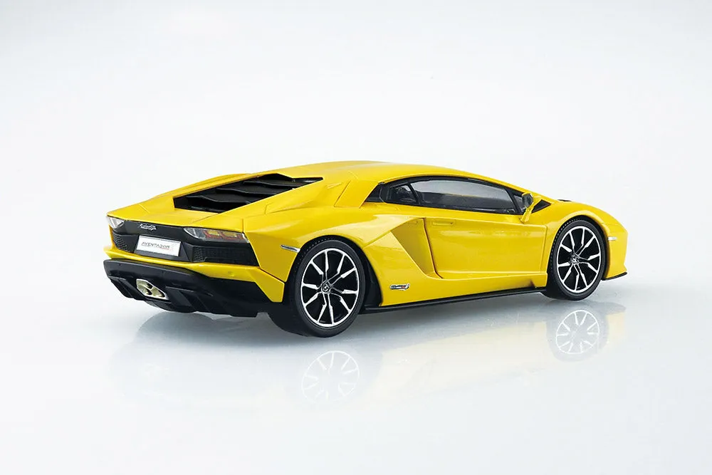 [Pre-order] Aoshima - Lamborghini Aventador S (pearl yellow) 1/32 Scale Plastic Model Kit Aoshima